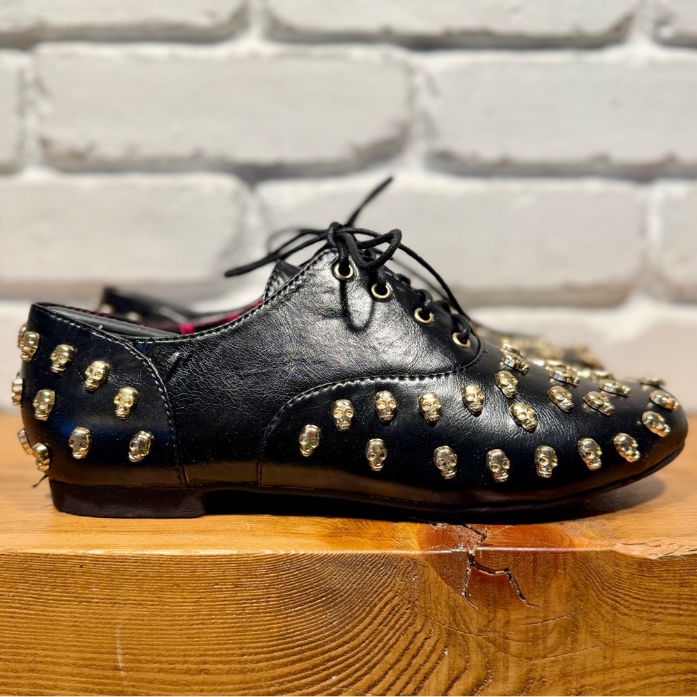 Iron Fist Skull Stud Oxford Flats 8 Boutique Goth Punk Luxe Statement Goth NIB - Picture 3 of 14